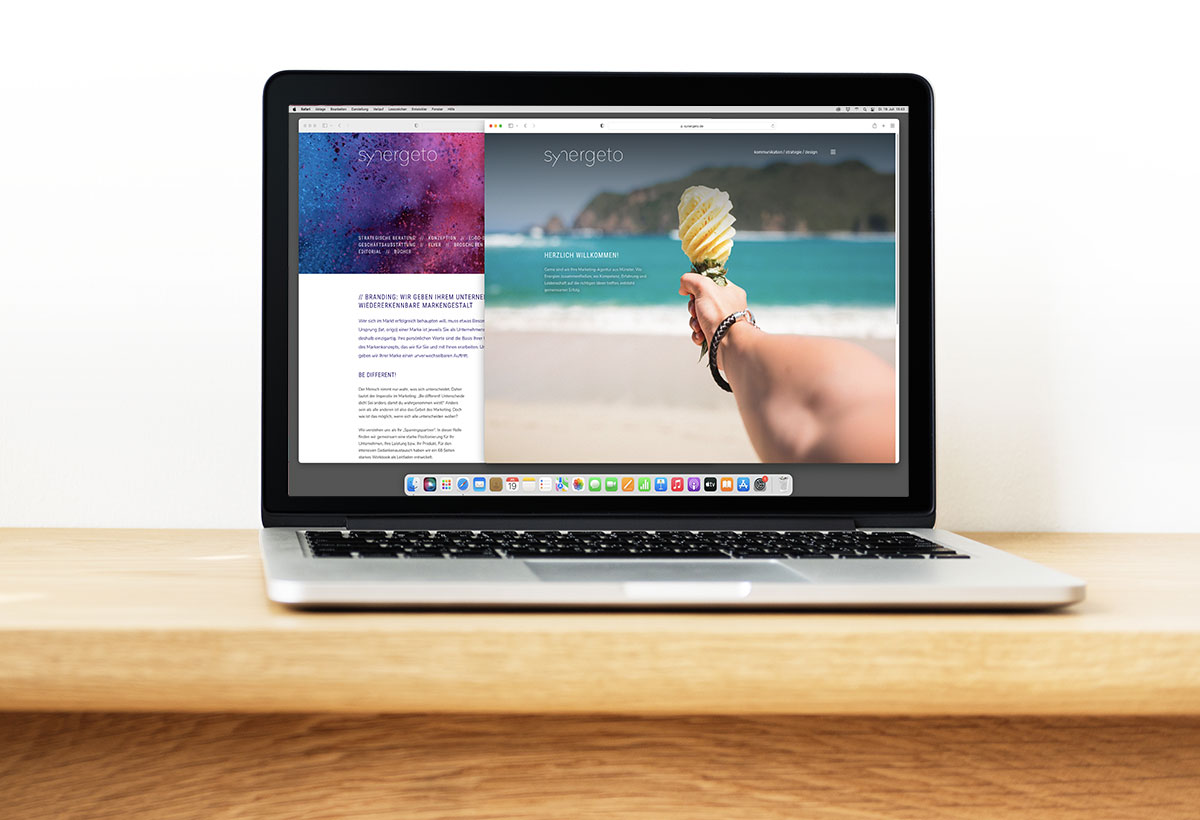 Notebook mit geöffneter synergeto-Website auf Holztisch